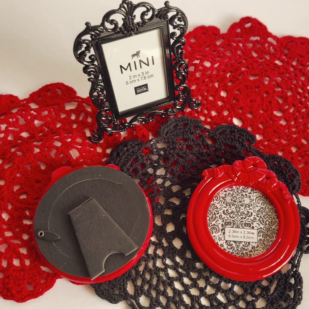 Mini photo frames, doillies, vintage style decor NWOT